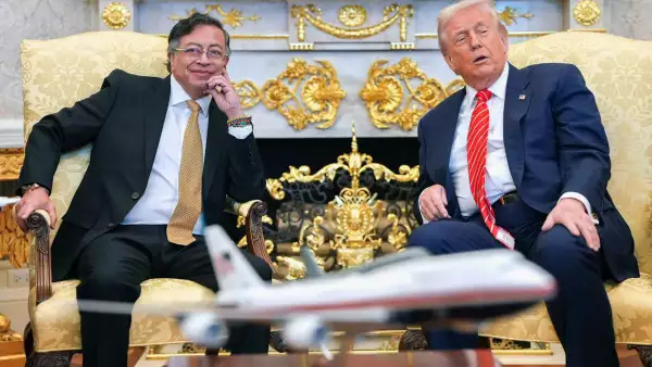 Fotografía difundida por la oficina de prensa de la Presidencia de Colombia que muestra al presidente colombiano Gustavo Petro (izq.) y su homólogo, el presidente estadounidense Donald Trump, reunidos en la Casa Blanca en Washington el 3 de febrero de 2026. 