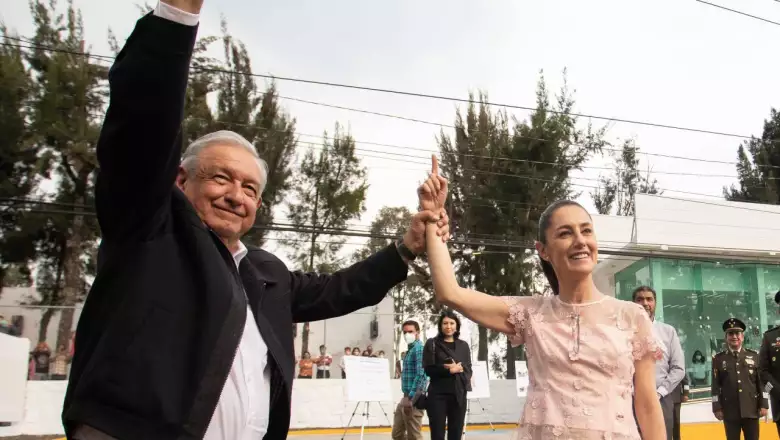 El presidente AMLO levanta la mano a Claudia Sheinbaum