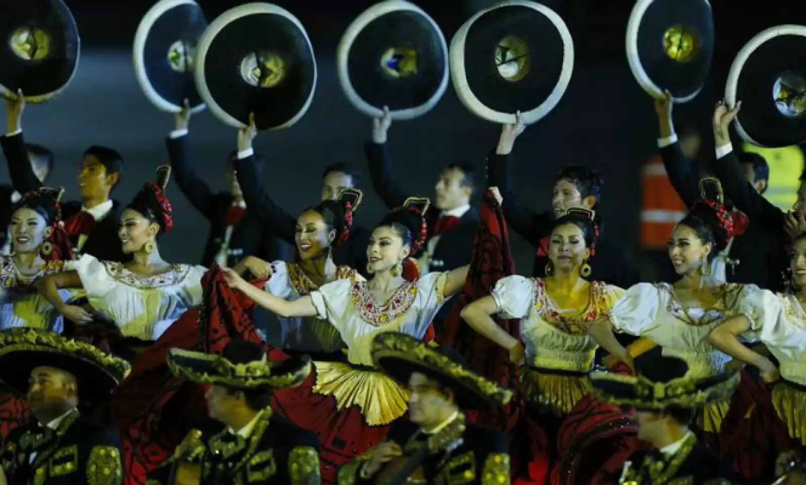 Los bailarines terminaron su rutina previo a la llegada del argentino.