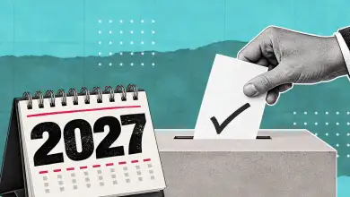 Calendario con el año 2027 y una urna electoral. 