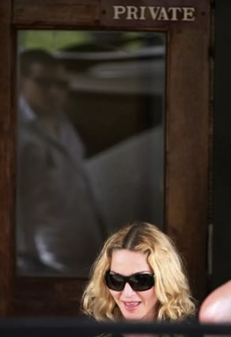 La cantante pasó casi una hora en la corte de Malawi, para tramitar su solicitud para adoptar a una niña de cuatro años, será hasta finales de semana cuando se sepa si fue aprobada o no.