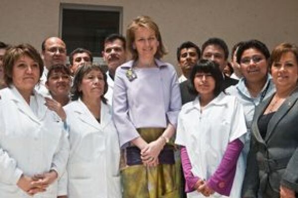 La princesa conoció el trabajo que realizan organizaciones sociales a favor de los enfermos de VIH-Sida en el DF.
