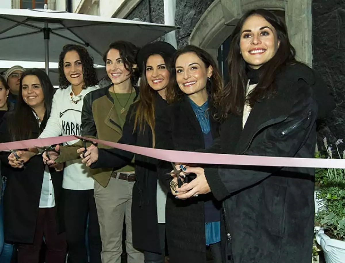 Bárbara Mori y Maite Perroni cortaron el listón inaugural de la cafetería.
