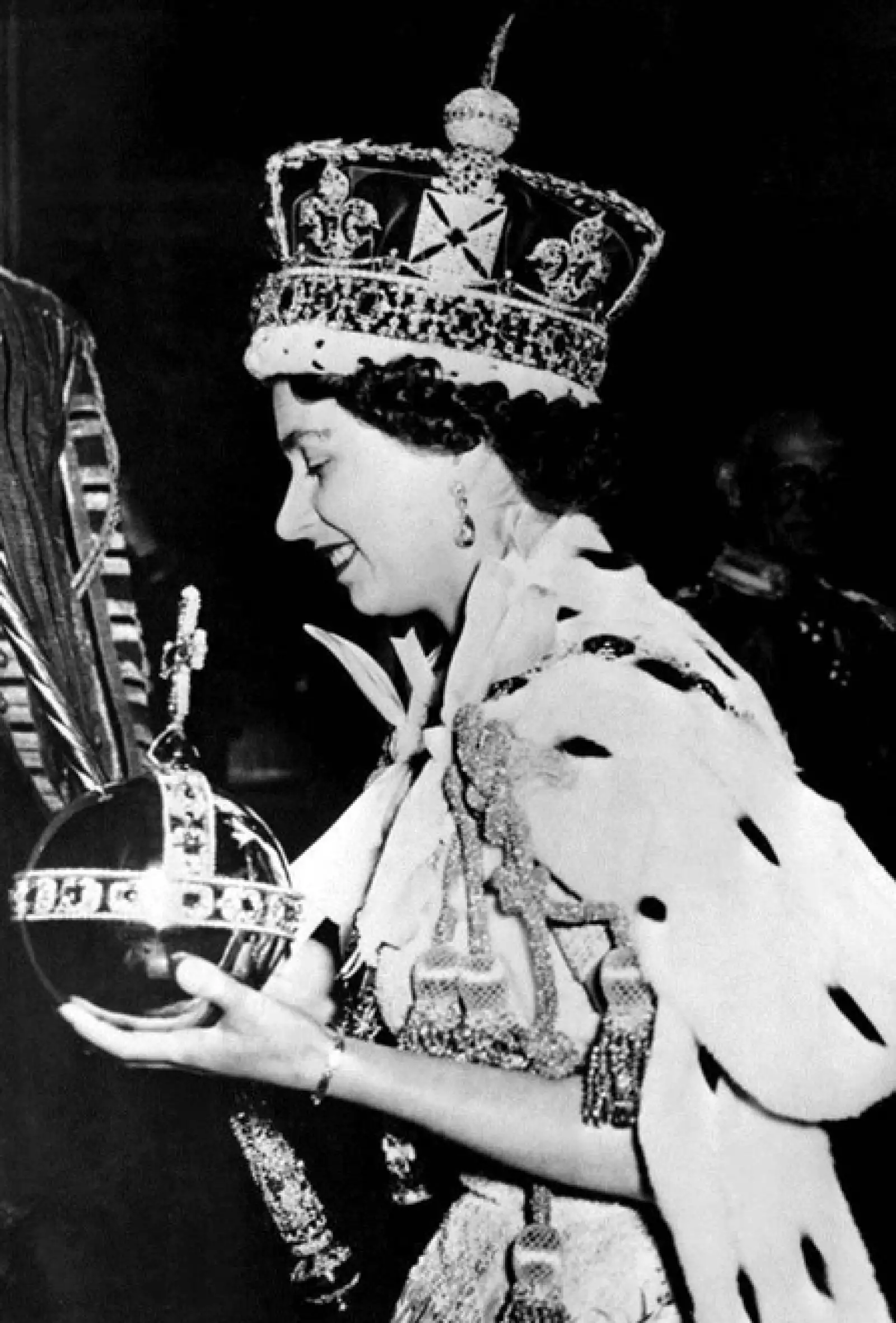 La corona incluye varias joyas famosas: la cruz superior con una piedra llamada St. Edwards Sapphire, es un zafiro tomado del anillo de Eduardo el `Confesor´, el denominado `Rubí negro del Príncipe´ está incrustado en el cuerpo de la cruz, los famosos `Cullinan II´ o `Lesser Star of Africa´ se encuentran en el frente. Mientras que la parte trasera contiene 104 quilates del `Stuart Sapphire´. La pieza también tiene las perlas de la Reina Isabel.