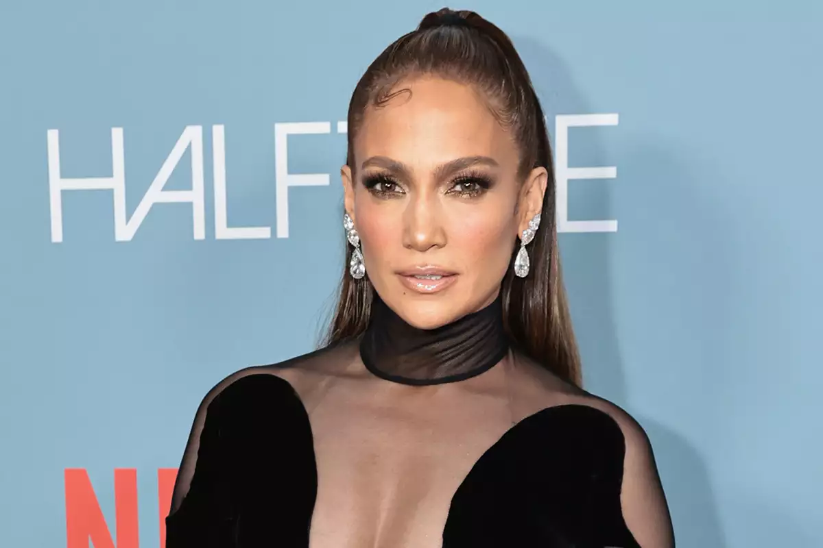 Jennifer Lopez se desnuda en su cumpleaños 53