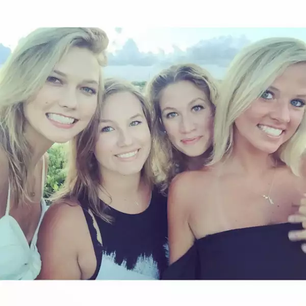 Karlie Kloss pasando tiempo con sus hermanas en la playa.