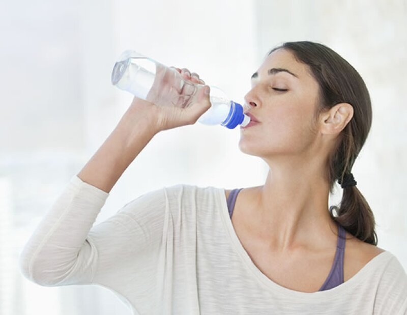 Piel, labios y garganta reseca. Pelo sucio y dolores de cabeza. Esto y mucho más son los efectos de la contaminación. Te enseñamos a proteger tu piel de la contaminación con 5 puntos.