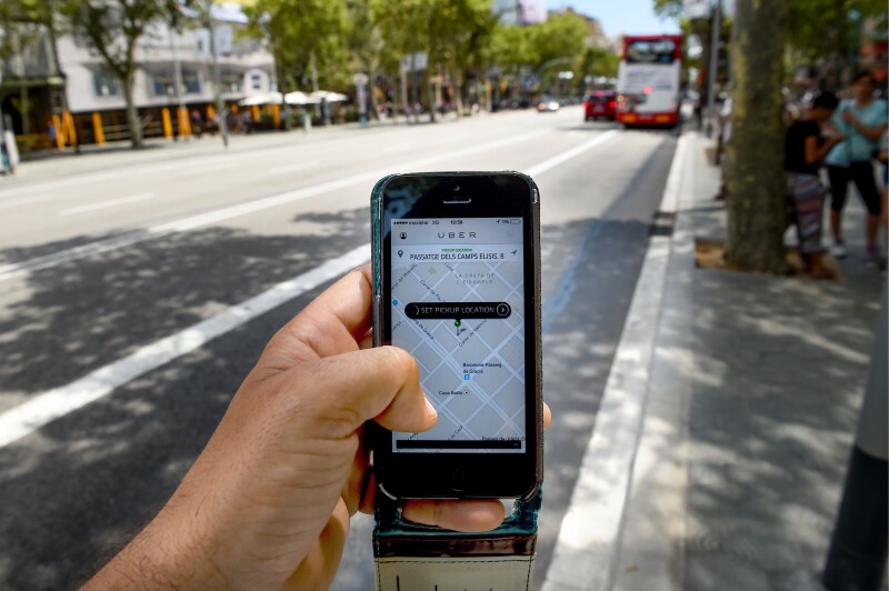 Si estás por subirte a un Uber y llegas siete minutos tarde, te cobrarán cinco minutos más por tu viaje.