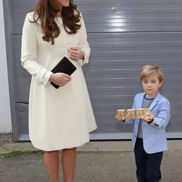 Uno de los gemelos de la serie, Oliver Barker, quien itnerpreta a Master George, le dio un tren de madera a Kate para que se lo de a su bebé, el príncipe George.