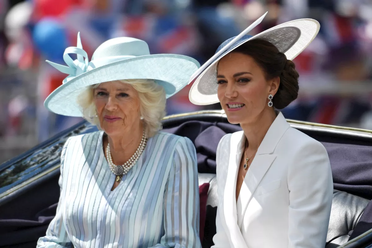 La reina Camila y la princesa Catherine comparten un par de brazaletes.