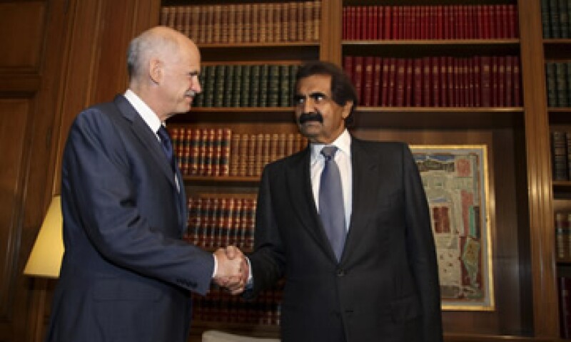El acuerdo fue anunciado después de que el emir de Qatar, Jeque Hamad bin Khalifa al-Thani (d), se reuniera con el primer ministro, George Papandreou (i), en Atenas. (Foto: Reuters)