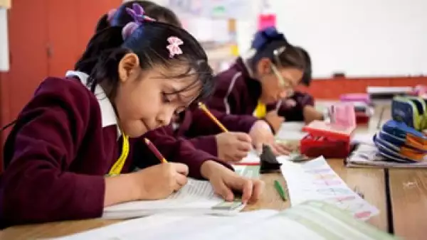 Reutiliza los cuadernos que aún sirvan de ciclos anteriores y vende los libros que tu hijo ya no necesite. (Foto: facebook.com/SEPmx )