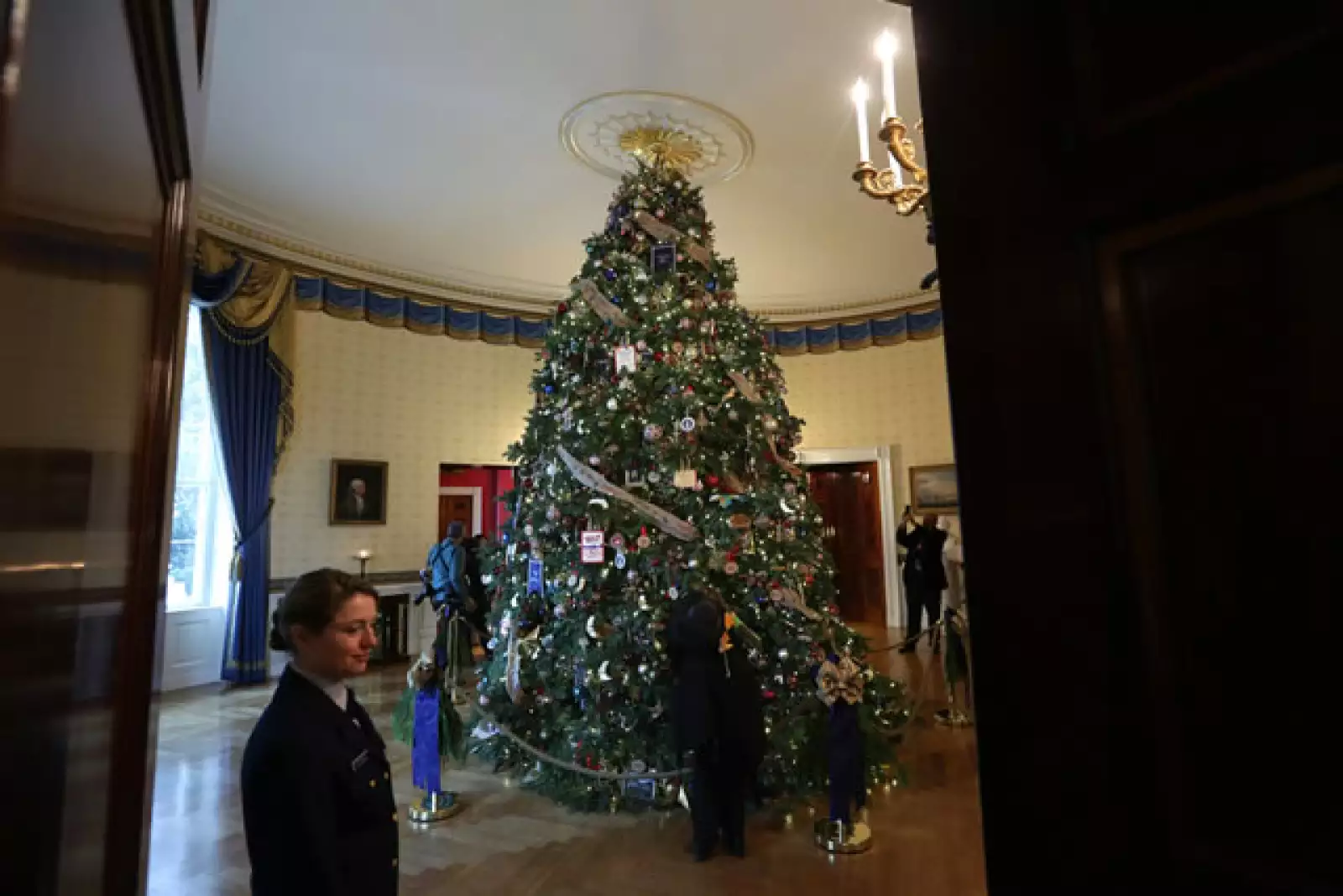 El árbol de Navidad adorna el Blue Room.