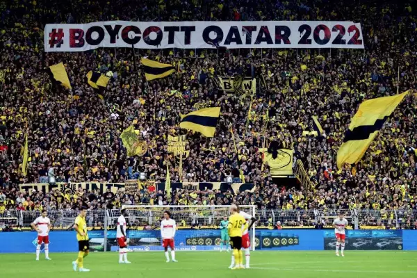 Los aficionados sostienen una pancarta que dice "Boicot Qatar 2022" durante el partido de la Bundesliga entre el Borussia Dortmund y el VfB Stuttgart en el Signal Iduna Park el 22 de octubre de 2022 en Dortmund, Alemania.