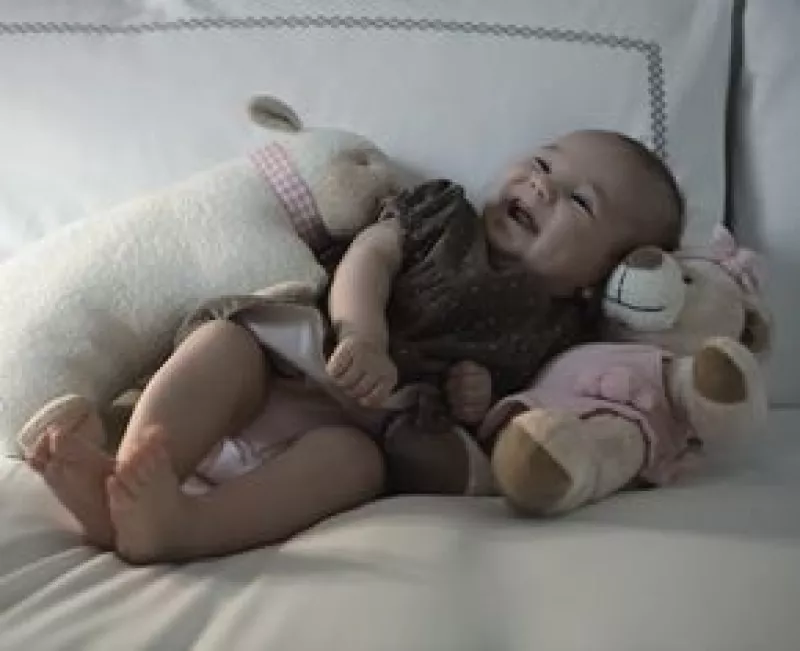 El conductor del programa de radio OK! W y su esposa, Vivianne, posaron con Nikkía, su primera hija, de casi cinco meses.