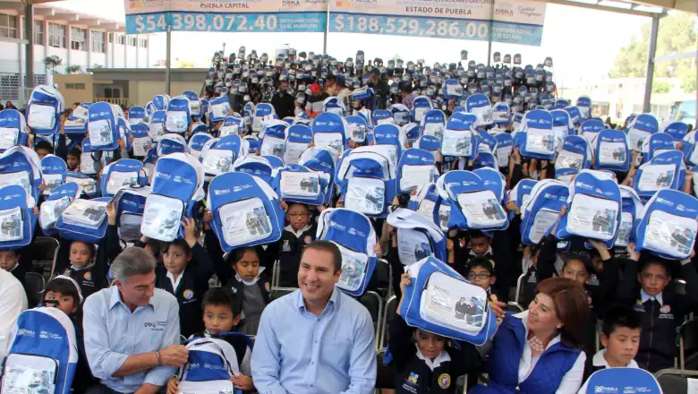 Rafael Moreno Valle entregó más de 80,000 mochilas.