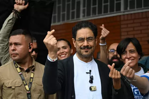 El candidato presidencial de Colombia para el gobernante partido Pacto Histórico, Ivan Cepeda, hace un gesto a un colegio electoral durante la segunda secuasión de las elecciones presidenciales, en Bogotá el 21 de junio de 2026. 