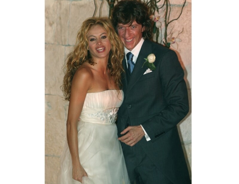 Paulina Rubio uso el día de su boda con Colate un vestido diseño de Rosa Clara.