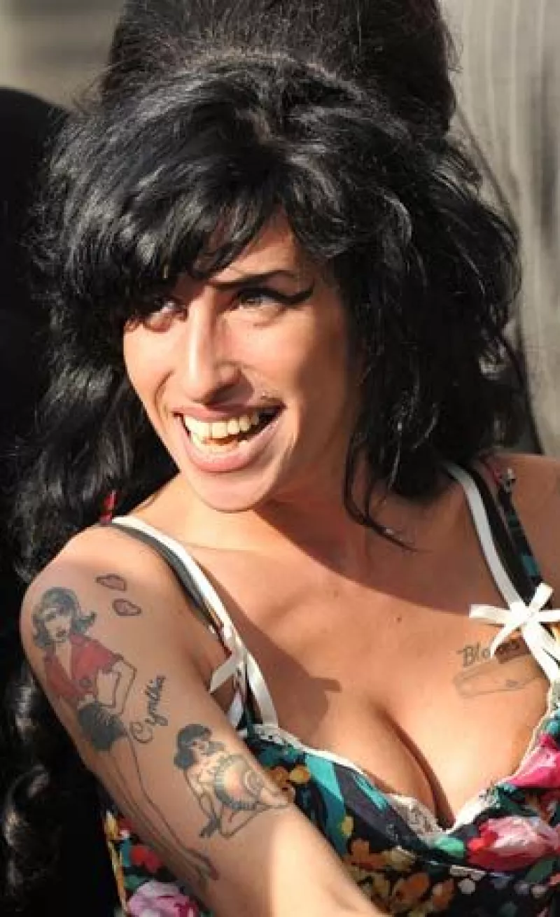 La cantante se vio obligada a interrumpir un concierto en esa nación caribeña debido a las lluvias intensas, en lo que era la primera presentación de la cantante británica este año.