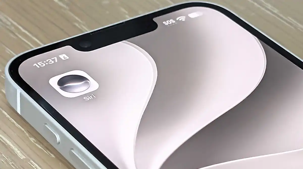 Imagen de la pantalla principal de un iPhone exponiendo la nueva aplicación de Siri AI, ya disponible en México y en español.