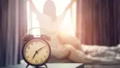 Alarma del reloj suena en la mañana.