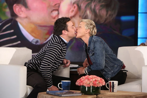 Ellen DeGeneres y Jimmy Fallon se dan beso en la boca.