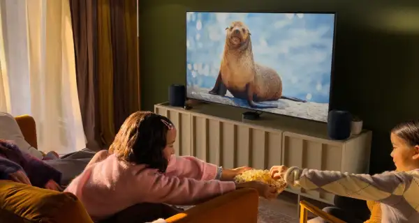 Escena dentro de una escena con una pantalla encendida utilizando el nuevo Apple TV 4K debajo.