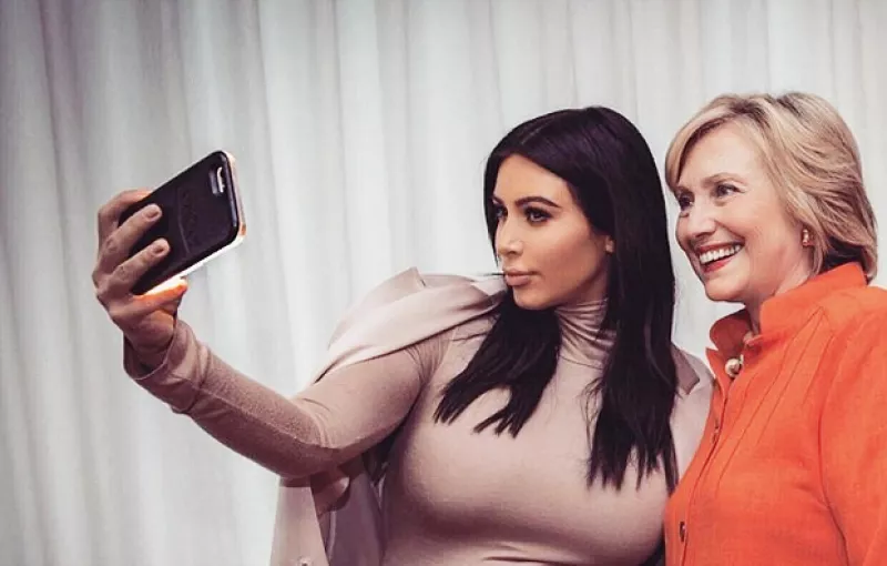 ¿Siempre te preguntaste cuál es la fórmula de Kim Kardashian para salir bien en todas sus selfies? Entonces conoce el misterio que reveló Hillary en el show de Ellen DeGeneres.