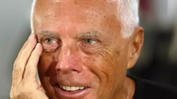 Foto del rostro del diseñador Giorgio Armani.