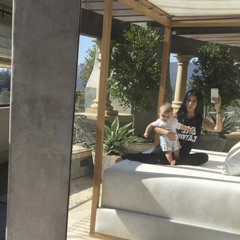 Kourtney posó con su bebé en dos fotos: una donde lo mostraba serio y otra sonriente.