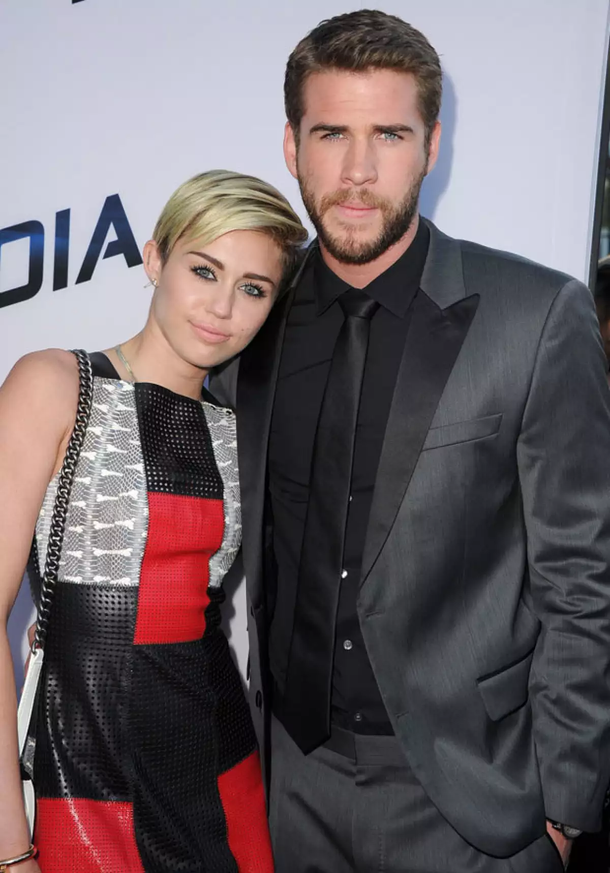 "Rumor has it" que la cantante compró su nueva casa justo al lado de la del actor con la finalidad de que ¿vivan juntos?