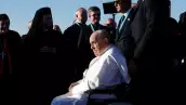El Papa Francisco, junto al alcalde de Marsella, Benoit Payan (a la derecha), pronuncia un discurso durante un homenaje en el monumento dedicado a los marineros y migrantes perdidos en el mar en la Basílica de Notre-Dame de la Garde en Marsella, en el sur de Francia, el 22 de septiembre de 2023.