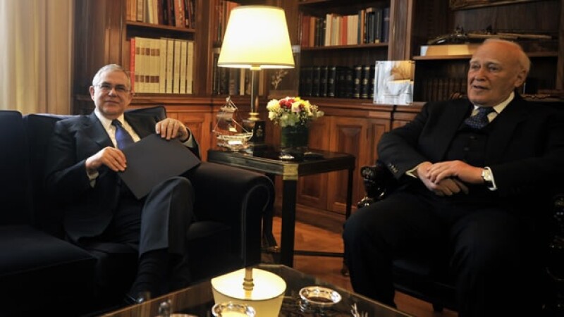 Lucas Papademos y Karolos Papoulias discuten elecciones