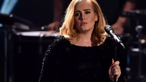 Suena raro pero eso es lo que varios medios internacionales están diciendo sobre el tema “Millon years ago” del nuevo disco de la cantante británica. ¿Ya escuchaste ambas canciones?