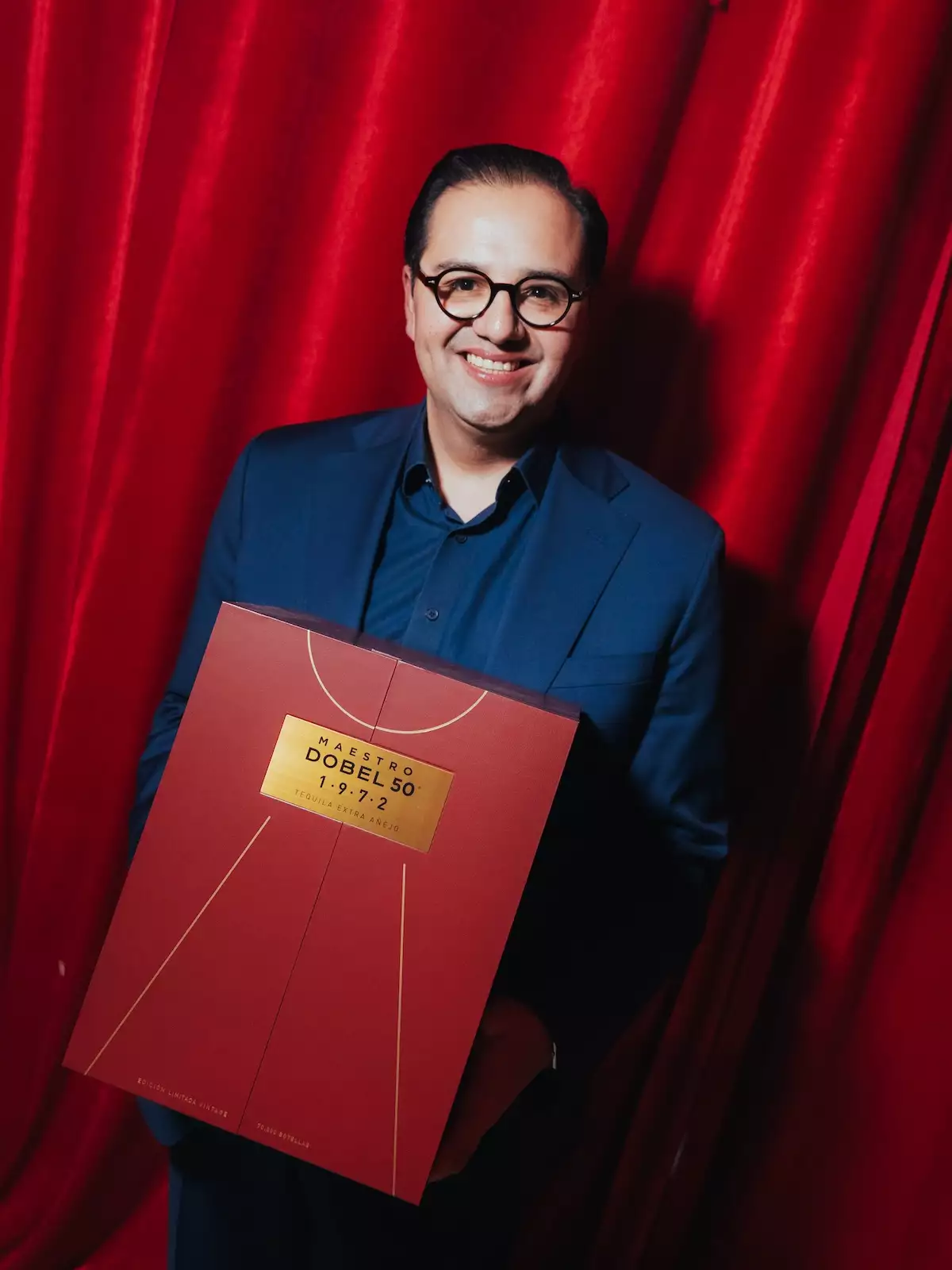 Javier Risco, host de Quién 50, con la botella de Dobel 50 1972, premio a los galardonados.
