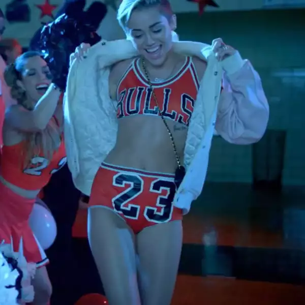 Como la reina de la preparatoria, Miley desfila enfrente de toda la escuela.