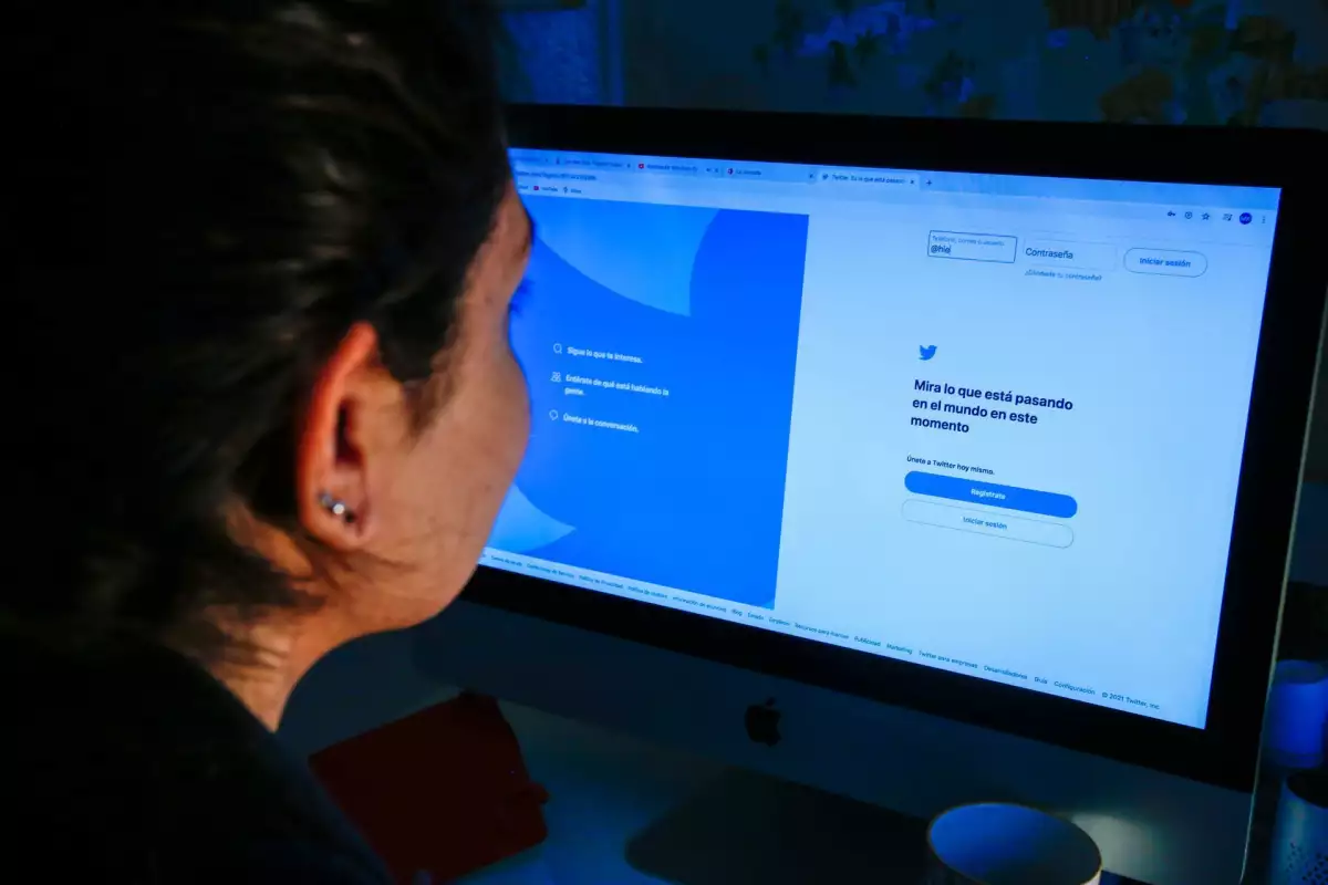 Usuaria de twitter inicia sesión en la red social.