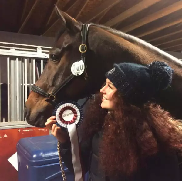 Una de las más grandes pasiones de Alexa, son los caballos y ha ganado varias medallas.