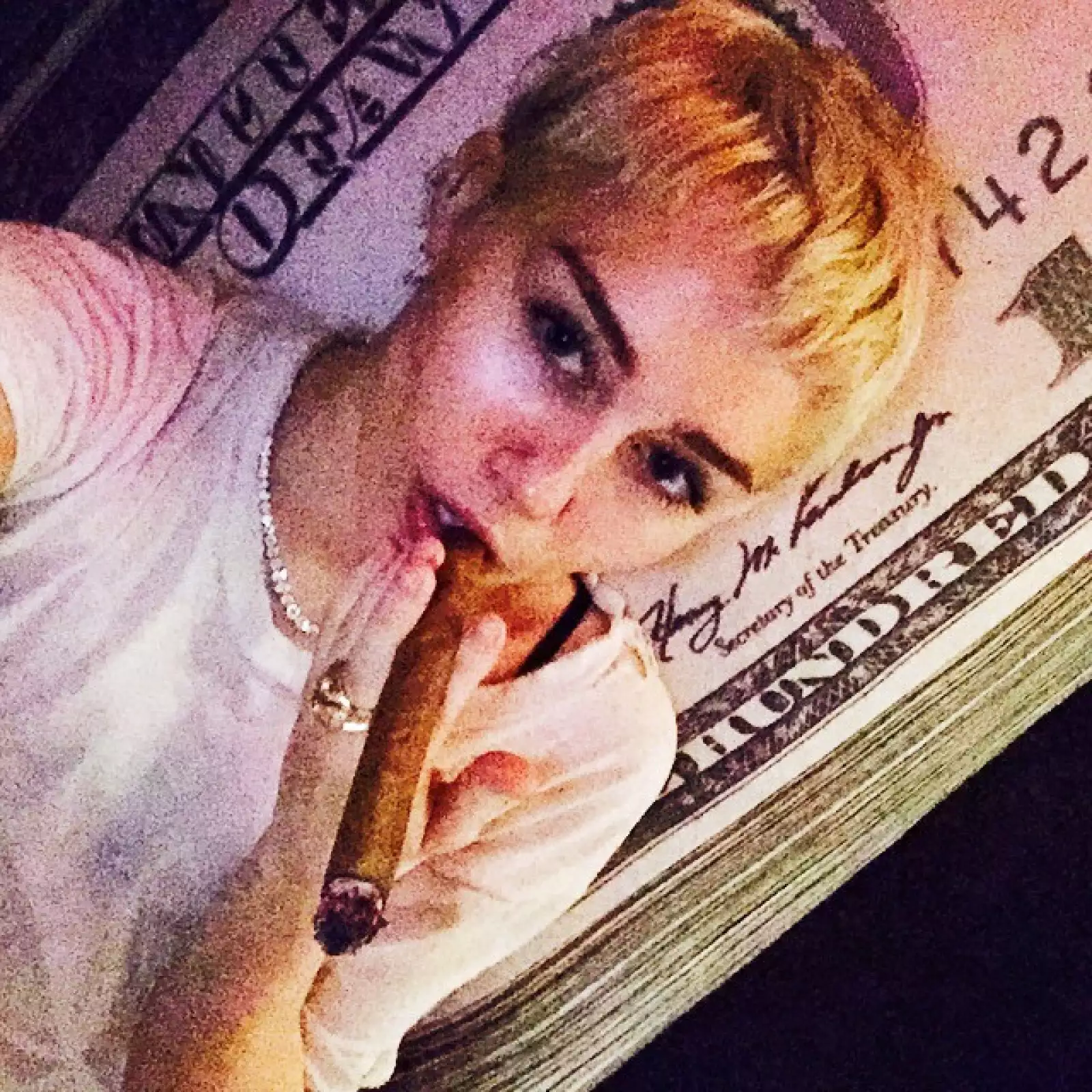 Un puro o miles de dólares, Miley puede con ello.