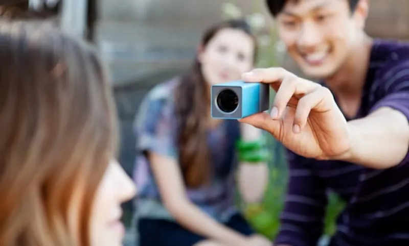 La cámara Lytro, a diferencia de las cámaras convencionales que capturan un simple plano de luz, capta el campo total de la luz. (Foto: Cortesía lytro.com)