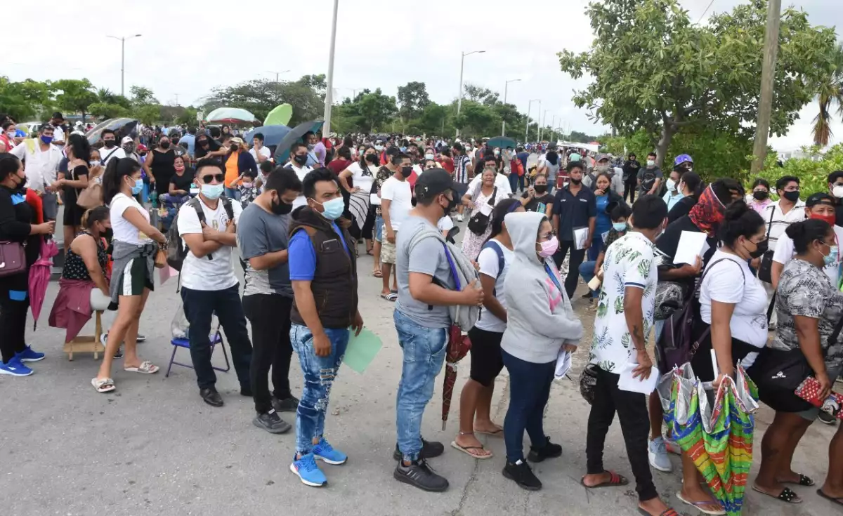 Miles de cancunenses abarrotaron las tres unidades de vacunación contra COVID-19.