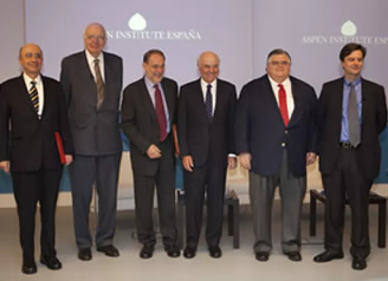 El gobernador de Banxico se reunió con otros economistas como el ex presidente de la Fed Paul Volcker (segundo de izq a der). (Foto: Cortesía)