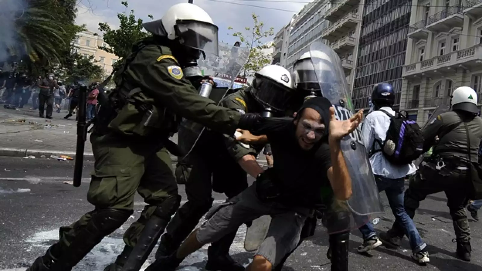 policias detienen a manifestantes