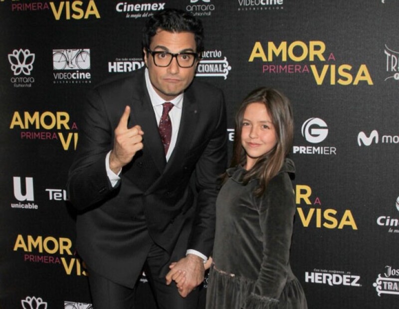 Jaime Camil y Renata Ybarra, su hija en 'Amor a primera visa'.
