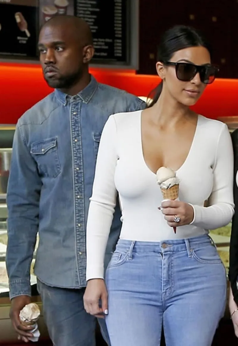 Kim Kardashian fue captada en el aeropuerto con su hija, quien esta vez fue el centro de atención con su estiloso outfit y su nuevo peinado.
