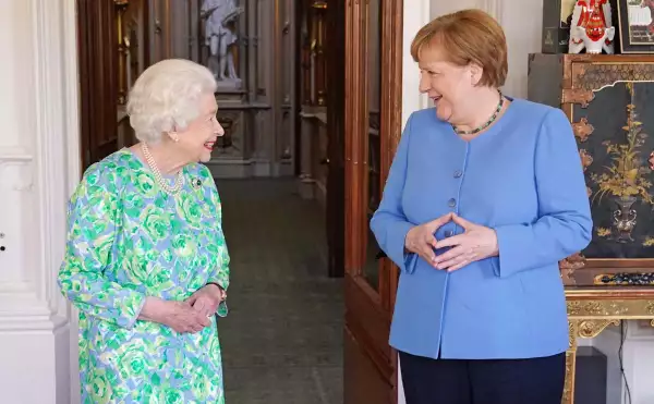 Isabel II invitó a la canciller Angela Merkel al Castillo de Windsor para despedirse de ella. Esta es la última foto oficial de ambas.