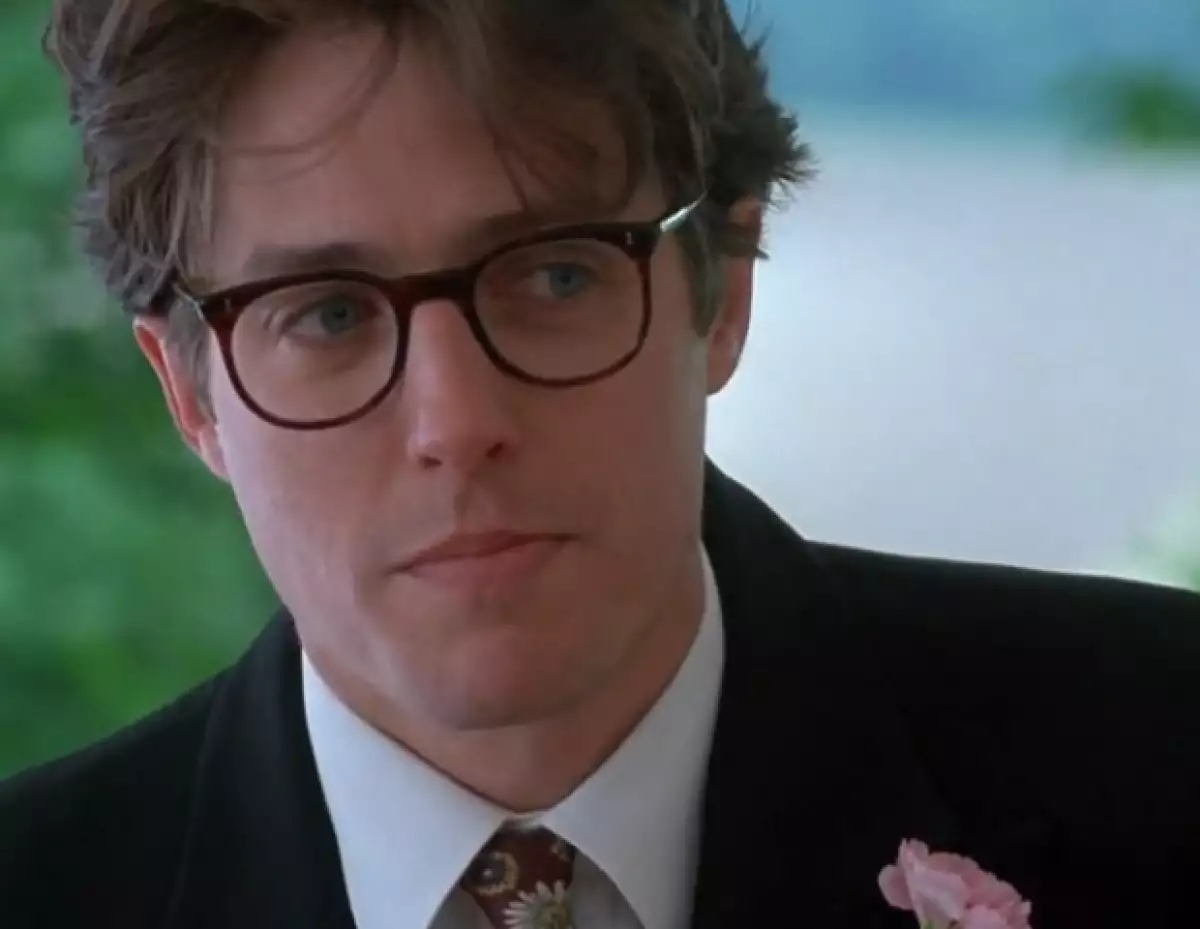 Hugh Grant en una escena de Four Weddings.