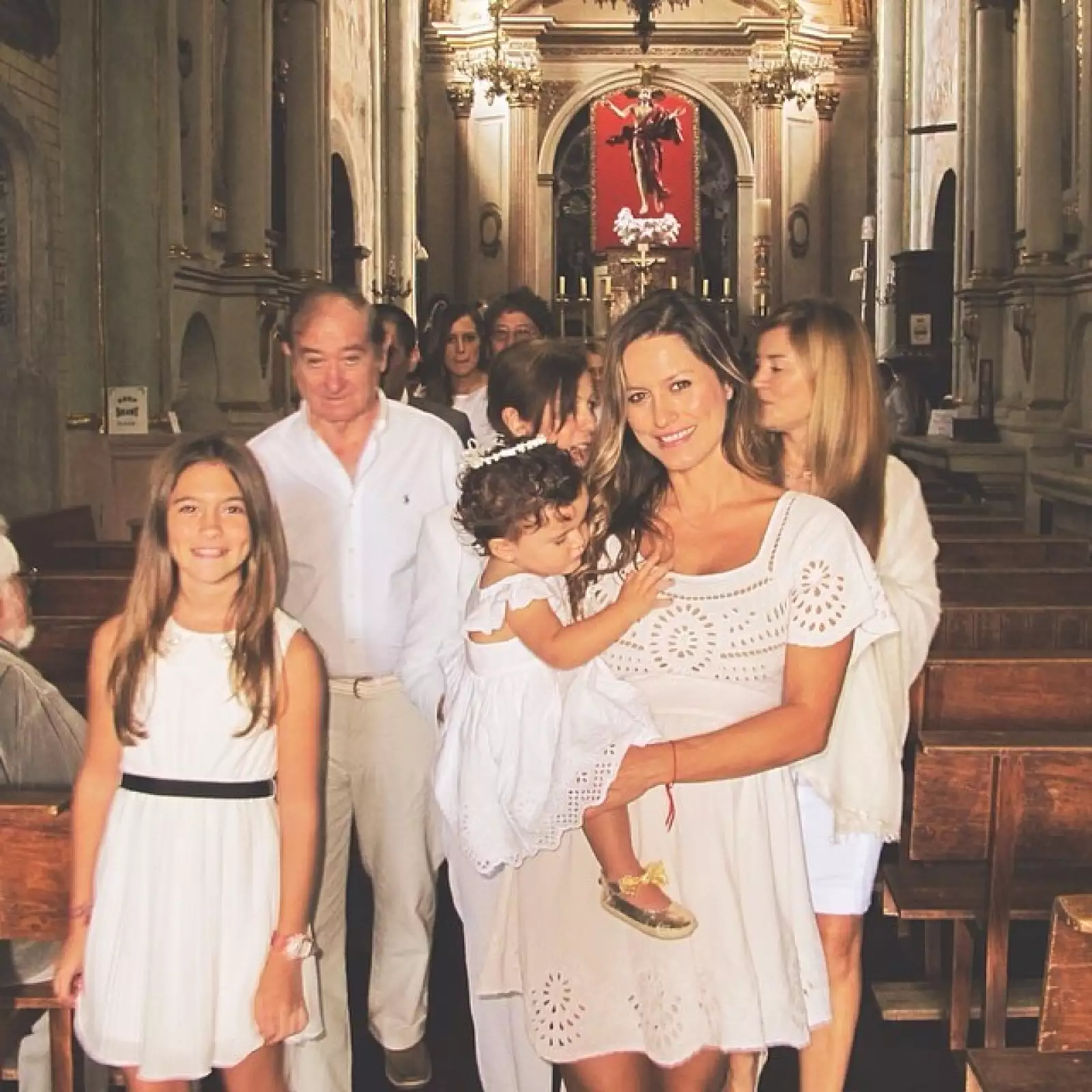 A la salida de la iglesia, Lola comentó en Instagram lo feliz que la hace sentirse en familia.