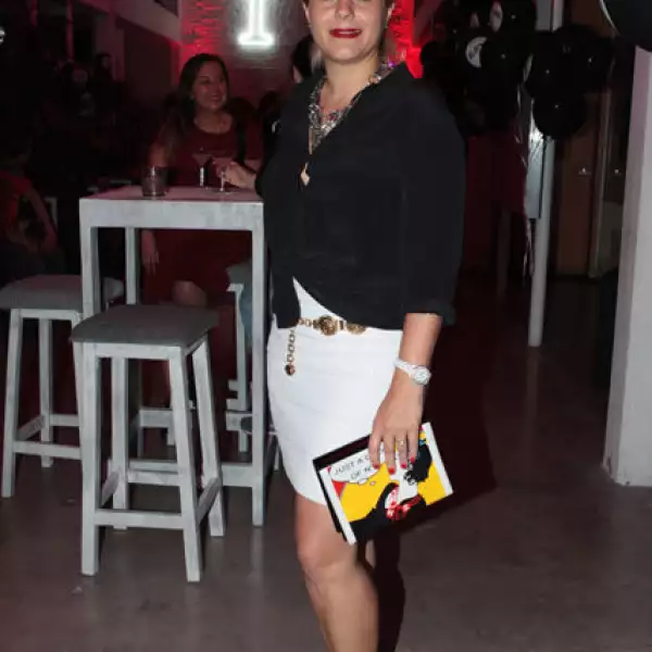 Una vez más con su clutch divertido que le pone un toque relajado a su outfit.