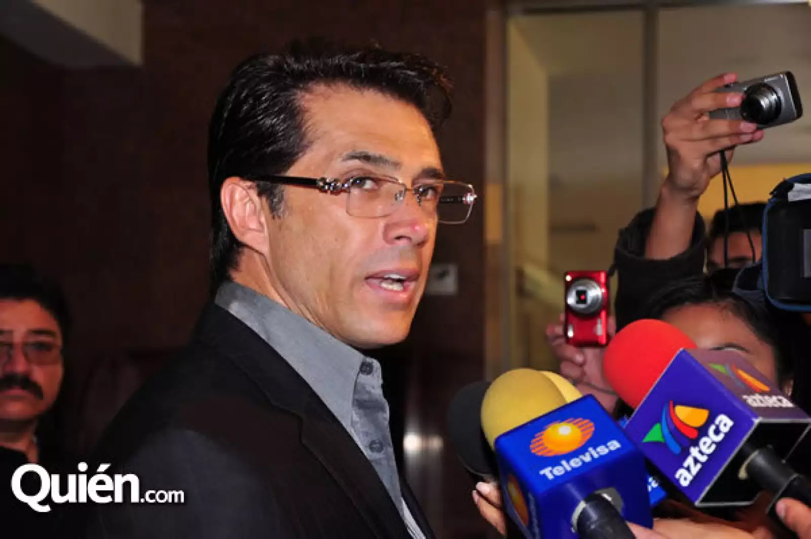 Sergio Mayer acudió al Teatro Jorge Negrete para acompañara a la familia.